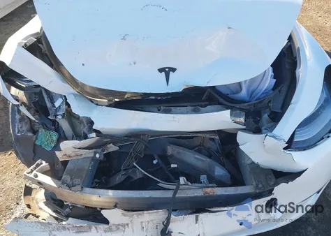2021 Tesla Model Y Long Range Dual Motor All-Wheel Drive z USA, uszkodzony, nr VIN 5YJYGDEE5MF118949